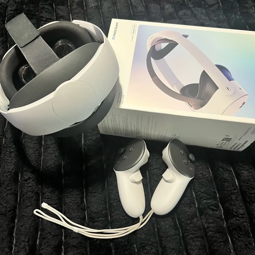 White Standalone VR Headset